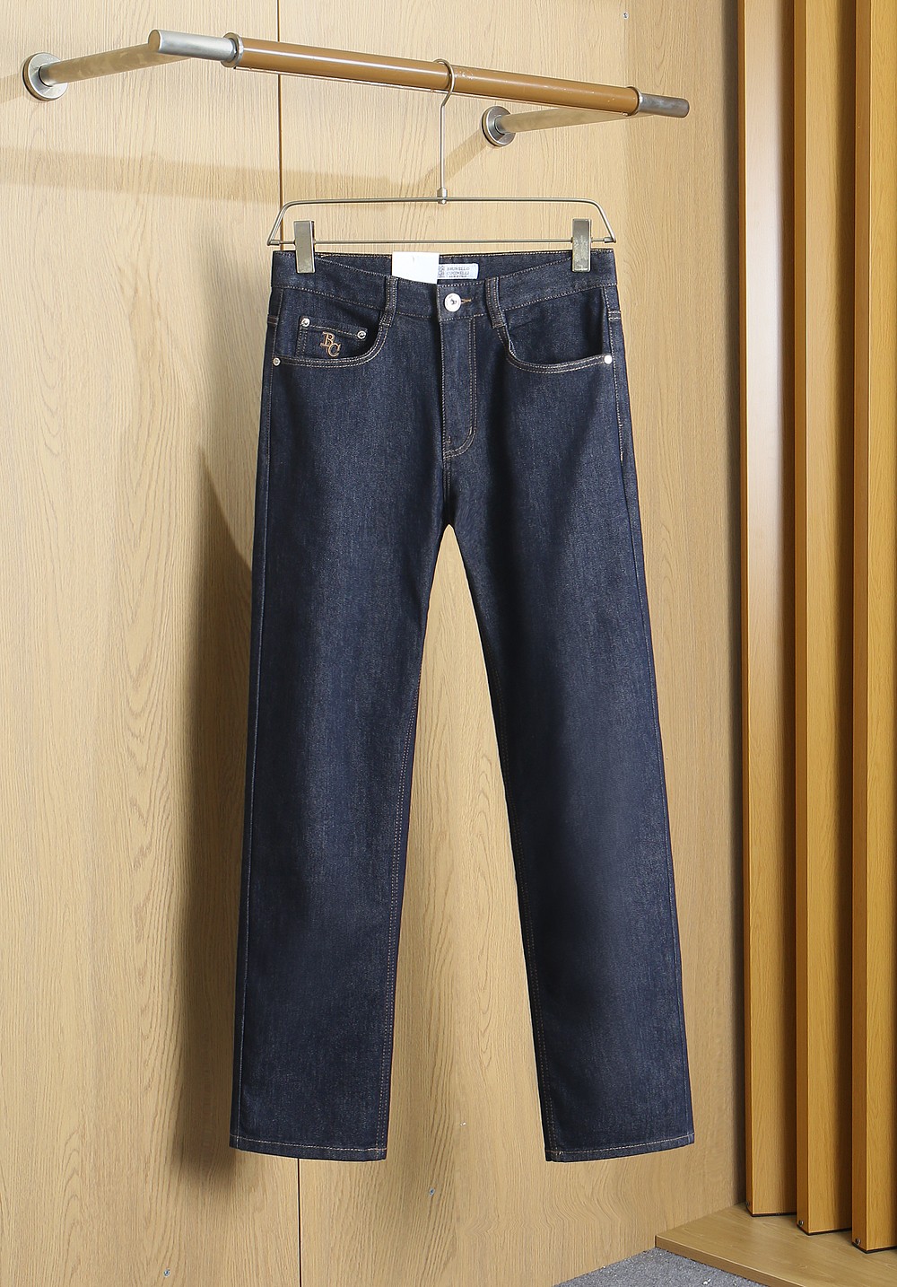 NO:935797,Brunello Cucinelli 2026 autumn and winter American retro classic five-pocket small straight jeans. Classic and versatile five-pocket style. Logo leather tag embellishment highlights details. The version is slim-fitting for small feet. It is fit but not tight. It has no sense of restraint at all, but gives people a warm and fashionable feeling. The jeans are suitable for matching with light-colored tops, creating a warm atmosphere. The fabric is made of imported Cone Denim, which has good luster and slight elasticity.  The upper body is skin-friendly and breathable. It keeps warm and has a nice stiff feeling at the same time!  Size; 29/30/31/32/33/34/35/36/38/40/42 Item No. 315,, brunello cucinelli,jeans,19860909Brunello Cucinelli布鲁内洛.库奇内利 2026秋冬美式复古经典五袋款小直筒牛仔裤 经典百搭五袋款式 标志皮牌的点缀 凸显细节亮点 版型是修身小脚,合身却不紧身,完全没有束缚感,而是给人一种温暖、时尚的感觉.牛仔裤适合与浅色系的上衣搭配,营造出一种温馨的氛围.面料采用进口 Cone Denim 康龙牛仔布 光泽好 微微弹力 上身亲肤透气 保暖的同时 又有很好的挺括感！ 码数；29/30/31/32/33/34/35/36/38/40/42 货号315,,brunello cucinelli,jeans,,Men's clothing