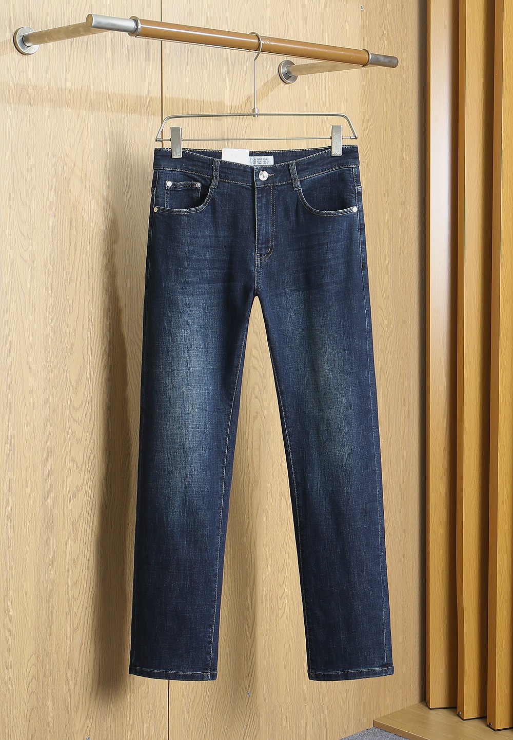 NO:935785,Brunello Cucinelli 2026 autumn and winter American retro classic five-pocket small straight jeans. Classic and versatile five-pocket style. Logo leather tag embellishment highlights details. The version is slim-fitting for small feet. It is fit but not tight. It has no sense of restraint at all, but gives people a warm and fashionable feeling. The jeans are suitable for matching with light-colored tops, creating a warm atmosphere. The fabric is made of imported Cone Denim, which has good luster and slight elasticity.  The upper body is skin-friendly and breathable. It keeps warm and has a nice stiff feeling at the same time!  Size; 29/30/31/32/33/34/35/36/38/40/42 Item No. 663,, brunello cucinelli,jeans,19860909Brunello Cucinelli布鲁内洛.库奇内利 2026秋冬美式复古经典五袋款小直筒牛仔裤 经典百搭五袋款式 标志皮牌的点缀 凸显细节亮点 版型是修身小脚,合身却不紧身,完全没有束缚感,而是给人一种温暖、时尚的感觉.牛仔裤适合与浅色系的上衣搭配,营造出一种温馨的氛围.面料采用进口 Cone Denim 康龙牛仔布 光泽好 微微弹力 上身亲肤透气 保暖的同时 又有很好的挺括感！ 码数；29/30/31/32/33/34/35/36/38/40/42 货号663,,brunello cucinelli,jeans,,Men's clothing