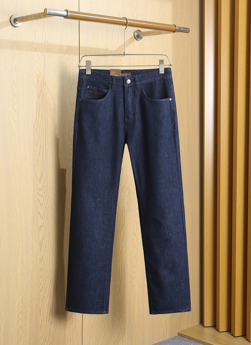 NO:935788,Loro Piana 2026 autumn and winter American retro classic five-pocket small straight jeans. Classic and versatile five-pocket style. Logo leather brand embellishment highlights the details. The version is slim-fitting for small feet. It is fit but not tight. It has no sense of restraint at all, but gives people a warm and fashionable feeling. The jeans are suitable for matching with light-colored tops, creating a warm atmosphere. The fabric is made of imported Cone Denim. It has good luster, slight elasticity, and the upper body is skin-friendly and breathable.  It keeps you warm and has a nice stiff feeling at the same time!  Color; Black Blue Size; 29/30/31/32/33/34/35/36/38/40/42 Item No. 310,,loro piana,jeans,19860909Loro Piana诺u翩雅 2026秋冬美式复古经典五袋款小直筒牛仔裤 经典百搭五袋款式 标志皮牌的点缀 凸显细节亮点 版型是修身小脚,合身却不紧身,完全没有束缚感,而是给人一种温暖、时尚的感觉.牛仔裤适合与浅色系的上衣搭配,营造出一种温馨的氛围.面料采用进口 Cone Denim 康龙牛仔布 光泽好 微微弹力 上身亲肤透气 保暖的同时 又有很好的挺括感！ 颜色；黑色 蓝色 码数；29/30/31/32/33/34/35/36/38/40/42 货号310,,loro piana,jeans,,Men's clothing