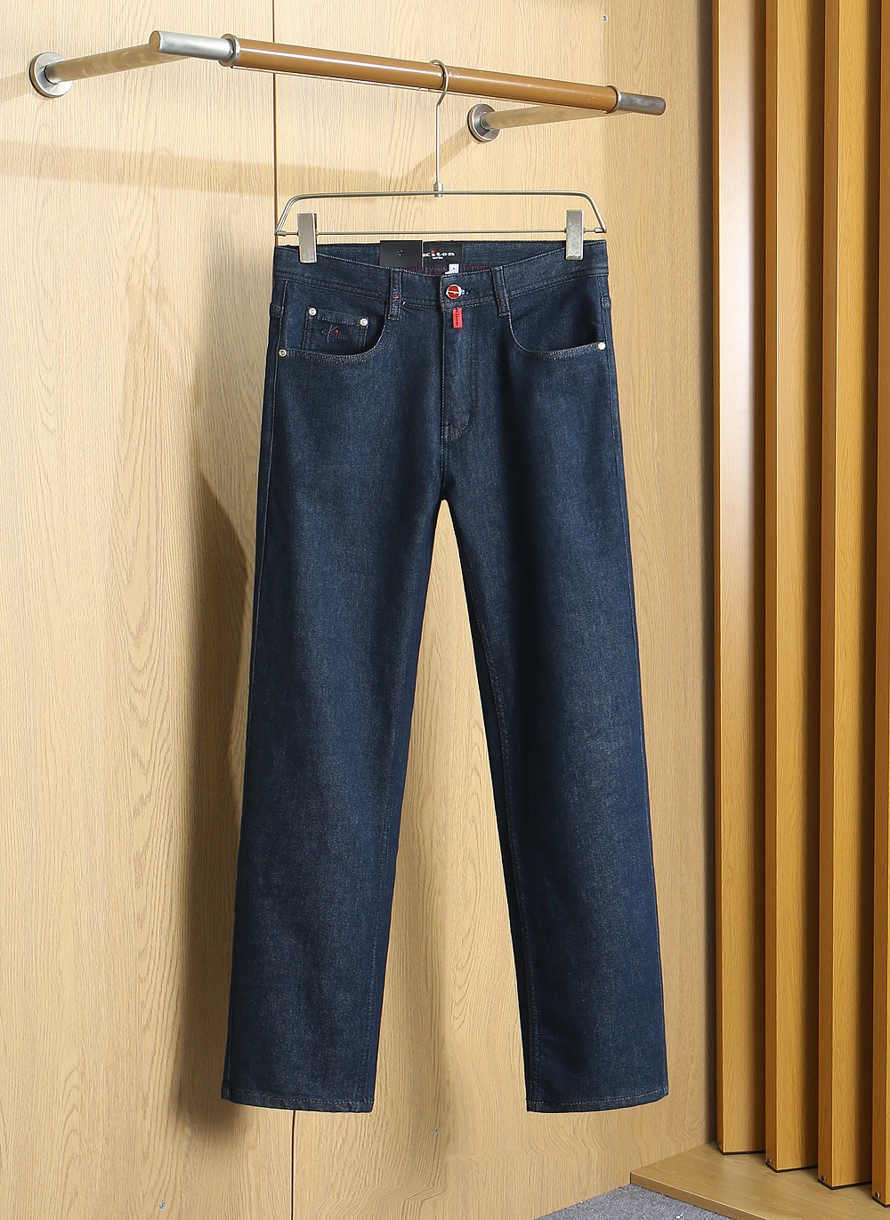 NO:935796,Kiton jeans 2026 new autumn and winter men's casual jeans, a high-end quality choice... A versatile trousers that is both casual and casual. It is also an indispensable matching artifact in men's wardrobe. It is a classic style that is practical to wear!  The design style of the entire pair of casual pants is simple and fashionable, which is very consistent with the low-luxury style setting. It has excellent skin-friendly value, is easy to wear, and has a full sense of details!  Customized original logo waistband design!  Classic logo design!  This type of trousers is made of high-quality cotton fabric. The fabric is comfortable, soft and delicate to the touch, has a good vertical feel, looks very textured, and is full of fine and high-end charm. It has first-class and exquisite tailoring, and the routing is smooth and neat. It is a trousers that looks good with any casual style. If you like it, hurry up and get it, good stuff waits for no one!  Size 29/30/31/32/33/34/35/36/38/40/42 Item No. 311,,jeans,19860909Kiton牛仔裤2026秋冬新款男士休闲牛仔裤,高端品质之选……一款休闲裤兼备的百搭裤装,也是男士衣橱里不可缺少的搭配神器,属于实穿型的经典款式！整条休闲裤的设计风格简洁时尚,非常符合低奢的风格设定,亲肤值优越,穿着方便,细节感十足！定制原版logo腰牌设计！经典logo标识设计！此款裤装采用优质棉面料打造而成,面料舒服,手感柔软细腻,有着很好的垂直感,看上去非常有质感,细品高级韵味十足.一流精湛的版型裁剪,走线细致平顺工整,休闲随意怎么搭配都好看的裤装,喜欢的赶紧入手吧,好货可不等人！ 尺码29/30/31/32/33/34/35/36/38/40/42 货号311,,jeans,,Men's clothing