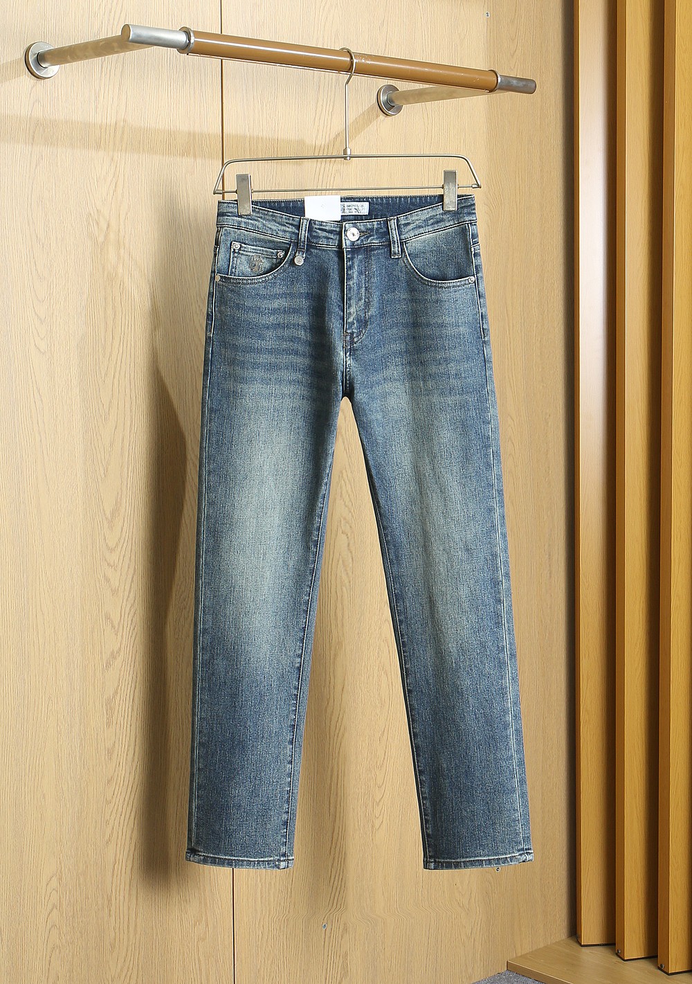 NO:935792,Brunello Cucinelli 2026 autumn and winter American retro classic five-pocket small straight jeans. Classic and versatile five-pocket style. Logo leather tag embellishment highlights details. The version is slim-fitting for small feet. It is fit but not tight. It has no sense of restraint at all, but gives people a warm and fashionable feeling. The jeans are suitable for matching with light-colored tops, creating a warm atmosphere. The fabric is made of imported Cone Denim, which has good luster and slight elasticity.  The upper body is skin-friendly and breathable. It keeps warm and has a nice stiff feeling at the same time!  Color; light blue dark blue Size: 29/30/31/32/33/34/35/36/38/40/42 Item No. 2300,, brunello cucinelli,jeans,19860909Brunello Cucinelli布鲁内洛.库奇内利 2026秋冬美式复古经典五袋款小直筒牛仔裤 经典百搭五袋款式 标志皮牌的点缀 凸显细节亮点 版型是修身小脚,合身却不紧身,完全没有束缚感,而是给人一种温暖、时尚的感觉.牛仔裤适合与浅色系的上衣搭配,营造出一种温馨的氛围.面料采用进口 Cone Denim 康龙牛仔布 光泽好 微微弹力 上身亲肤透气 保暖的同时 又有很好的挺括感！ 颜色；浅蓝色 深蓝色 码数；29/30/31/32/33/34/35/36/38/40/42 货号2300,,brunello cucinelli,jeans,,Men's clothing