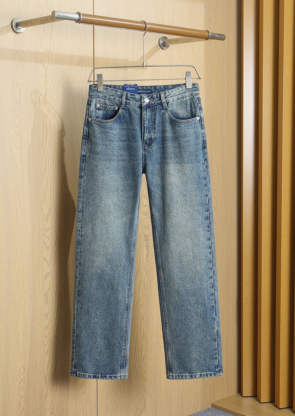 NO:935800,Levis new autumn and winter 2026SS large straight jeans, a high-end quality choice...a versatile trousers that is both casual and casual. It is also an indispensable matching artifact in men's wardrobe. It is a classic style that is practical to wear!  The design style of the entire pair of casual pants is simple and fashionable, which is very consistent with the low-luxury style setting. It has excellent skin-friendly value, is easy to wear, and has a full sense of details!  Customized original logo waistband design!  Classic logo design!  This type of trousers is made of high-quality cotton fabric. The fabric is comfortable, soft and delicate to the touch, has a good vertical feel, looks very textured, and is full of fine and high-end charm. It has first-class and exquisite tailoring, and the routing is smooth and neat. It is a trousers that looks good with any casual style. If you like it, hurry up and get it, good stuff waits for no one!  Size 29/30/31/32/33/34/35/36/38/40/42 Item No. 515,,jeans,19860909Levis秋冬新品2026SS大直筒牛仔裤,高端品质之选……一款休闲裤兼备的百搭裤装,也是男士衣橱里不可缺少的搭配神器,属于实穿型的经典款式！整条休闲裤的设计风格简洁时尚,非常符合低奢的风格设定,亲肤值优越,穿着方便,细节感十足！定制原版logo腰牌设计！经典logo标识设计！此款裤装采用优质棉面料打造而成,面料舒服,手感柔软细腻,有着很好的垂直感,看上去非常有质感,细品高级韵味十足.一流精湛的版型裁剪,走线细致平顺工整,休闲随意怎么搭配都好看的裤装,喜欢的赶紧入手吧,好货可不等人！ 尺码29/30/31/32/33/34/35/36/38/40/42 货号515,,jeans,,Men's clothing