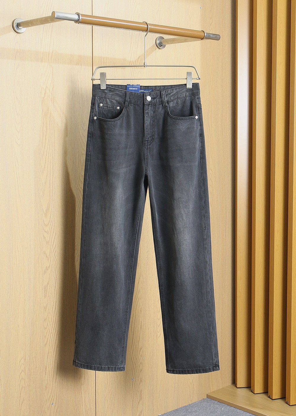 NO:935806,Levis new autumn and winter 2026SS large straight jeans, a high-end quality choice...a versatile trousers that is both casual and casual. It is also an indispensable matching artifact in men's wardrobe. It is a classic style that is practical to wear!  The design style of the entire pair of casual pants is simple and fashionable, which is very consistent with the low-luxury style setting. It has excellent skin-friendly value, is easy to wear, and has a full sense of details!  Customized original logo waistband design!  Classic logo design!  This type of trousers is made of high-quality cotton fabric. The fabric is comfortable, soft and delicate to the touch, has a good vertical feel, looks very textured, and is full of fine and high-end charm. It has first-class and exquisite tailoring, and the routing is smooth and neat. It is a trousers that looks good with any casual style. If you like it, hurry up and get it, good stuff waits for no one!  Size 29/30/31/32/33/34/35/36/38/40/42 Item No. 517,,jeans,19860909Levis秋冬新品2026SS大直筒牛仔裤,高端品质之选……一款休闲裤兼备的百搭裤装,也是男士衣橱里不可缺少的搭配神器,属于实穿型的经典款式！整条休闲裤的设计风格简洁时尚,非常符合低奢的风格设定,亲肤值优越,穿着方便,细节感十足！定制原版logo腰牌设计！经典logo标识设计！此款裤装采用优质棉面料打造而成,面料舒服,手感柔软细腻,有着很好的垂直感,看上去非常有质感,细品高级韵味十足.一流精湛的版型裁剪,走线细致平顺工整,休闲随意怎么搭配都好看的裤装,喜欢的赶紧入手吧,好货可不等人！ 尺码29/30/31/32/33/34/35/36/38/40/42 货号517,,jeans,,Men's clothing