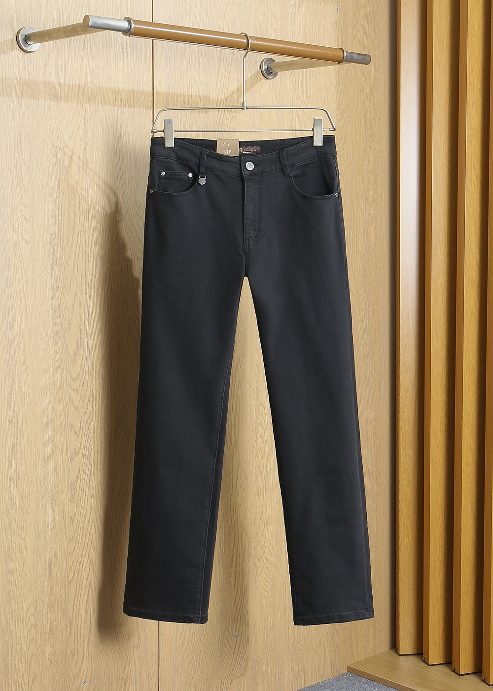 NO:935789,Loro Piana 2026 SS early autumn new men's fashion high-end jeans are sold through Hong Kong channels. They are produced by Japanese original factories and have pure blood quality. They perfectly inherit the essence and genes of the family. From the main fabric to the detailed craftsmanship, they all demonstrate the ingenuity of quality. Multiple brand elements are used to interpret it, and precious cowhide materials are selected to construct the logo waist brand leather design!  A soulful expression of identity!  We provide customers with high-grade imported pure cotton fabrics, very high-end and fashionable detailed craftsmanship, and the red ear cloth is made by a specific antique loom. This element represents the identity and rank of the jeans, which is worth savoring!  It is invincible in terms of matching, interpreting the versatility in place, paying attention to the details, all the accessories are supplied by foreign merchants, the tailoring is fit and slim, and the upper body butt lifting effect is excellent. It is a styling item that can only be found but not sought after!  Size 29/30/31/32/33/34/35/36/38/40/42 Item No. 662,,loro piana,jeans,cowhide,19860909Loro Piana诺u翩雅 2026SS早秋新品男士时装款高端牛仔裤香港洋行渠道货,日本原厂出品,纯血统品质,完美延续了家的精髓与基因,从主体面料到细节工艺,无不彰显出品质的匠心所在,运用多个品牌元素标识来诠释,选取矜贵的牛皮材质构建logo腰牌皮革设计！属于灵魂式的身份彰显！客供高级进口的纯棉面料,非常高级且时髦的细节工艺,赤耳布是由特定古董织布机完成,此元素代表着牛仔裤的身份及段位,非常值得细品悦人！在搭配上所向无敌,把百搭阐释到位,细节匠心考究,辅料皆为外商客供,剪裁合体修身,上身提臀效果绝佳,可遇而不可求的造型单品！ 尺码29/30/31/32/33/34/35/36/38/40/42 货号662,,loro piana,jeans,cowhide,,Men's clothing