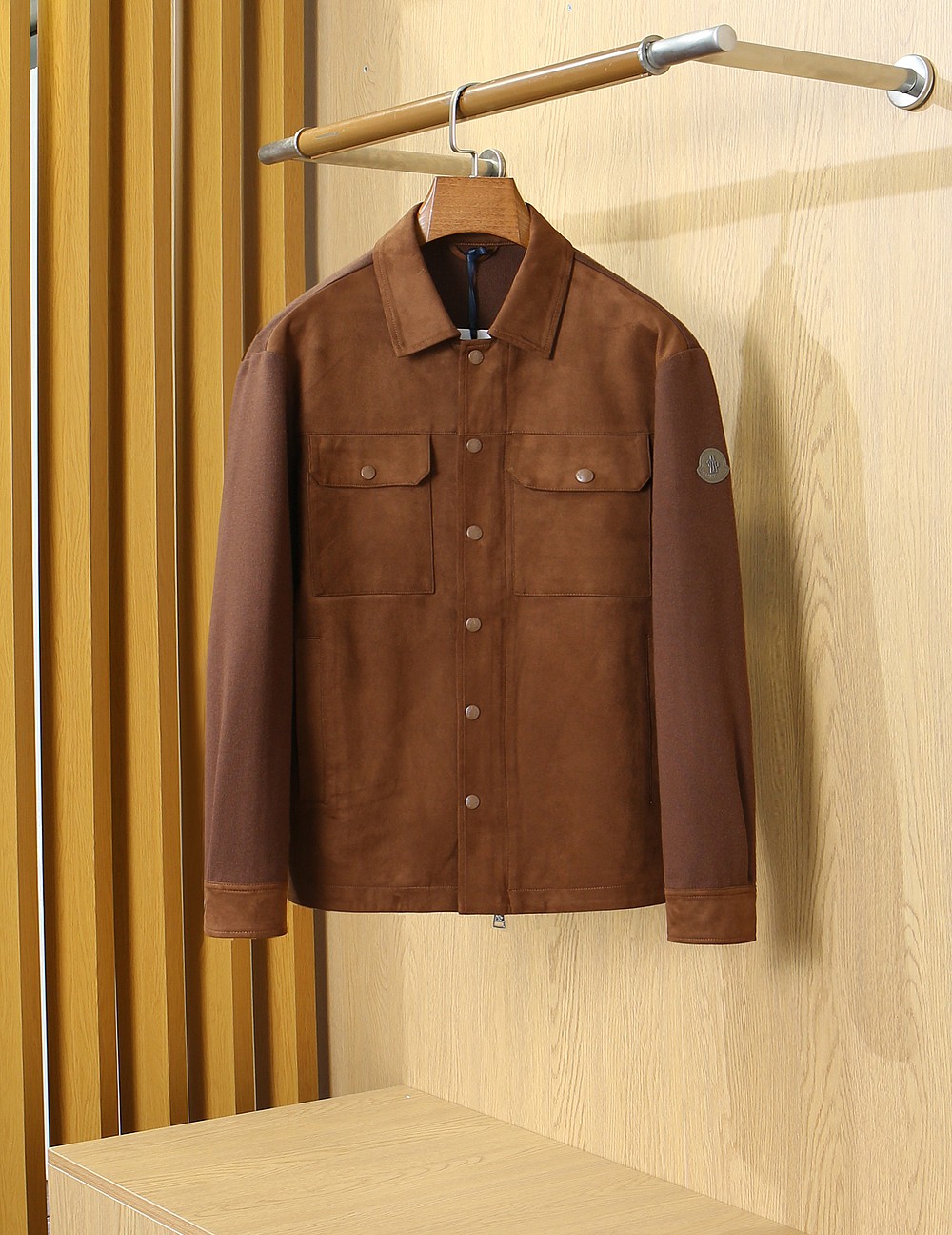 NO:935775,New#2026SS autumn and winter new styles are available!  MK suede spliced ​​knitted jacket with mouth opening, rarely sold through trading company channels, leading official website for sale!  Men's high-end urban style lapel jacket. A favorite among platinum-level connoisseurs!  Characterized by hot elements, smooth and delicate suede, a graceful item with unparalleled temperament!  When I encounter such an excellent product, I am willing to call it the strongest!  The style of this stand-up collar jacket is very distinctive and unique, with letter embroidery details, highlighting the fashionable atmosphere, emphasizing the classic soul texture, highlighting the beauty of luxury fashion!  This style really has a natural high-street beauty, which can meet all your dressing needs and let you look down on the whole world with fashion!  Smooth and delicate suede fabric, stiff and comfortable, soft texture, simple lines and silhouettes are easy to wear with a decent and elegant texture. The suede texture has a retro feel and a strong autumn and winter flavor. The rich but unobtrusive ease shows the affinity and high-end sense of the clothing!  Heavy texture, full of exquisite details, loose and elegant, full of silhouette and layering. Excellent shape, unparalleled upper body effect, destined to be an excellent styling item for the street, and the number of repeat customers will be high!  Size:48-56/88002,,Moncler,jackets & coats,jackets & coats,chamois leather,19860909New#2026SS秋冬新款上新！ 蒙口MK麂皮绒拼接针织夹克外套,贸易公司渠道稀出,领先官网发售！男士高端都市风尚翻领外套.白金级品鉴心水之物！热元素刻画,顺滑细腻的麂皮绒,一款气质绝伦的妙曼单品！ 遇到一款如此的绝佳产物,我愿意称之其为最强！此款立领夹克的风格十分之鲜明独特,字母刺绣细节,彰显时髦气息,着重强调经典的灵魂质感,凸显奢华时尚之美！此款真的有着浑然天成的高街美感,满足你的一切穿搭所需,让你用潮流俯视整个世界！ 顺滑细腻的麂皮绒面料,挺括舒适,质地柔软,简洁的线条廓形容易穿出得体优雅的质感,麂皮绒质地具有复古感和浓浓秋冬气息的颜色,浓郁却不张扬的轻松就展现出了服装的亲和力和高级感！重磅质感,细节精致感十足,宽松有范,廓形、层次感十足.版型绝佳,上身效果无与伦比,注定属于出街的优秀造型单品,回头率爆表！ 尺码:48-56/88002,,Moncler,jackets & coats,jackets & coats,chamois leather,,Men's clothing