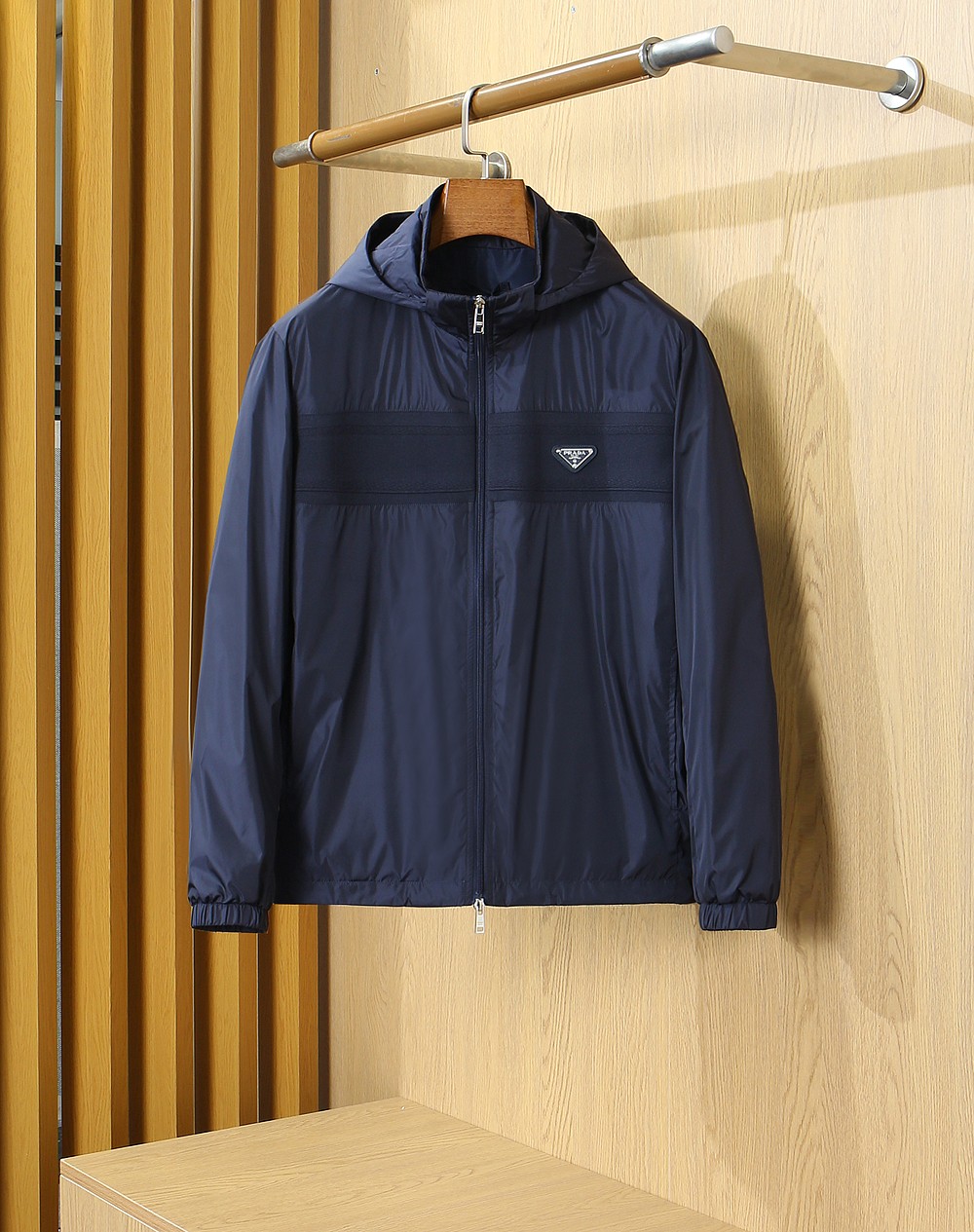 NO:935752,PRADA Autumn and Winter 2026 latest fashion designer thin cotton jacket and windbreaker jacket. Every detail shows craftsmanship and enough advanced structural tailoring design changes to show men's diverse image changes. It is slim and neat, and tailored to meet the current popular multi-layered outfits and versatile styles for life!  Size M-3XL/88008,,prada,prada,jackets & coats,jackets & coats,19860909PRADA普拉达秋冬款2026最新款时尚设计师款薄棉服夹克风衣外套.处处细节显工艺足够的高级结构性剪裁的设计改变来展现男士多样的形象变化,修身利落、剪裁合体,满足时下正流行的多层次穿搭,生活百搭款式！ 码数M-3XL/88008,,prada,prada,jackets & coats,jackets & coats,,Men's clothing
