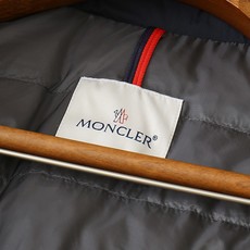 羽绒服 Moncler立领轻量薄款羽绒服✨ 简约无帽立领设计,利落干练,属于实用型轻羽绒。 轻薄鹅绒填充,重量轻便,保暖 羽绒服 Moncler立领轻量薄款羽绒服✨ 简约无帽立领设计,利落干练,属于实用型轻羽绒。 轻薄鹅绒填充,重量轻便,保暖