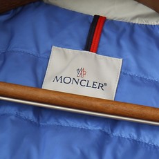 羽绒服 Moncler立领轻量薄款羽绒服✨ 简约无帽立领设计,利落干练,属于实用型轻羽绒。 轻薄鹅绒填充,重量轻便,保暖 羽绒服 Moncler立领轻量薄款羽绒服✨ 简约无帽立领设计,利落干练,属于实用型轻羽绒。 轻薄鹅绒填充,重量轻便,保暖