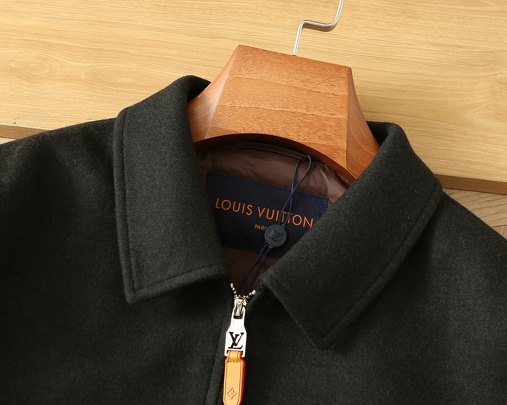 羽绒服 LV秋冬新款男士商务休闲羊毛羽绒服外套,鹅绒填充,面料与辅料皆为客供,定织定染而成,触感极为柔软细腻,细节精湛考 羽绒服 LV秋冬新款男士商务休闲羊毛羽绒服外套,鹅绒填充,面料与辅料皆为客供,定织定染而成,触感极为柔软细腻,细节精湛考