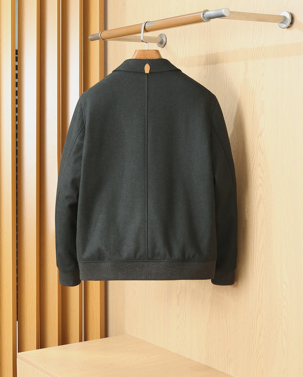 羽绒服 LV秋冬新款男士商务休闲羊毛羽绒服外套,鹅绒填充,面料与辅料皆为客供,定织定染而成,触感极为柔软细腻,细节精湛考 羽绒服 LV秋冬新款男士商务休闲羊毛羽绒服外套,鹅绒填充,面料与辅料皆为客供,定织定染而成,触感极为柔软细腻,细节精湛考