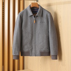 羽绒服 LV秋冬新款男士商务休闲羊毛羽绒服外套,鹅绒填充,面料与辅料皆为客供,定织定染而成,触感极为柔软细腻,细节精湛考 羽绒服 LV秋冬新款男士商务休闲羊毛羽绒服外套,鹅绒填充,面料与辅料皆为客供,定织定染而成,触感极为柔软细腻,细节精湛考