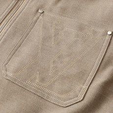 羽绒服 LV秋冬新款男士商务休闲羊毛羽绒服外套,鹅绒填充,面料与辅料皆为客供,定织定染而成,触感极为柔软细腻,细节精湛 羽绒服 LV秋冬新款男士商务休闲羊毛羽绒服外套,鹅绒填充,面料与辅料皆为客供,定织定染而成,触感极为柔软细腻,细节精湛