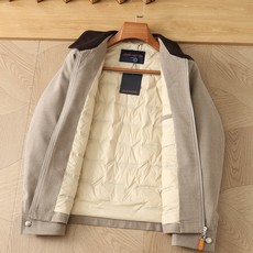 羽绒服 LV秋冬新款男士商务休闲羊毛羽绒服外套,鹅绒填充,面料与辅料皆为客供,定织定染而成,触感极为柔软细腻,细节精湛 羽绒服 LV秋冬新款男士商务休闲羊毛羽绒服外套,鹅绒填充,面料与辅料皆为客供,定织定染而成,触感极为柔软细腻,细节精湛