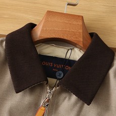 羽绒服 LV秋冬新款男士商务休闲羊毛羽绒服外套,鹅绒填充,面料与辅料皆为客供,定织定染而成,触感极为柔软细腻,细节精湛 羽绒服 LV秋冬新款男士商务休闲羊毛羽绒服外套,鹅绒填充,面料与辅料皆为客供,定织定染而成,触感极为柔软细腻,细节精湛