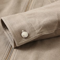 羽绒服 LV秋冬新款男士商务休闲羊毛羽绒服外套,鹅绒填充,面料与辅料皆为客供,定织定染而成,触感极为柔软细腻,细节精湛 羽绒服 LV秋冬新款男士商务休闲羊毛羽绒服外套,鹅绒填充,面料与辅料皆为客供,定织定染而成,触感极为柔软细腻,细节精湛