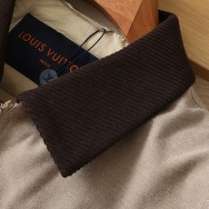 羽绒服 LV秋冬新款男士商务休闲羊毛羽绒服外套,鹅绒填充,面料与辅料皆为客供,定织定染而成,触感极为柔软细腻,细节精湛 羽绒服 LV秋冬新款男士商务休闲羊毛羽绒服外套,鹅绒填充,面料与辅料皆为客供,定织定染而成,触感极为柔软细腻,细节精湛