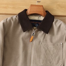羽绒服 LV秋冬新款男士商务休闲羊毛羽绒服外套,鹅绒填充,面料与辅料皆为客供,定织定染而成,触感极为柔软细腻,细节精湛 羽绒服 LV秋冬新款男士商务休闲羊毛羽绒服外套,鹅绒填充,面料与辅料皆为客供,定织定染而成,触感极为柔软细腻,细节精湛
