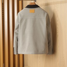 羽绒服 LV秋冬新款男士商务休闲羊毛羽绒服外套,鹅绒填充,面料与辅料皆为客供,定织定染而成,触感极为柔软细腻,细节精湛 羽绒服 LV秋冬新款男士商务休闲羊毛羽绒服外套,鹅绒填充,面料与辅料皆为客供,定织定染而成,触感极为柔软细腻,细节精湛