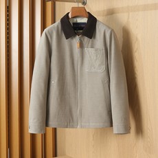 羽绒服 LV秋冬新款男士商务休闲羊毛羽绒服外套,鹅绒填充,面料与辅料皆为客供,定织定染而成,触感极为柔软细腻,细节精湛 羽绒服 LV秋冬新款男士商务休闲羊毛羽绒服外套,鹅绒填充,面料与辅料皆为客供,定织定染而成,触感极为柔软细腻,细节精湛