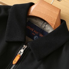 羽绒服 LV秋冬新款男士商务休闲羊毛羽绒服外套,鹅绒填充,面料与辅料皆为客供,定织定染而成,触感极为柔软细腻,细节精湛 羽绒服 LV秋冬新款男士商务休闲羊毛羽绒服外套,鹅绒填充,面料与辅料皆为客供,定织定染而成,触感极为柔软细腻,细节精湛