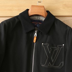 羽绒服 LV秋冬新款男士商务休闲羊毛羽绒服外套,鹅绒填充,面料与辅料皆为客供,定织定染而成,触感极为柔软细腻,细节精湛 羽绒服 LV秋冬新款男士商务休闲羊毛羽绒服外套,鹅绒填充,面料与辅料皆为客供,定织定染而成,触感极为柔软细腻,细节精湛