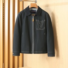 羽绒服 LV秋冬新款男士商务休闲羊毛羽绒服外套,鹅绒填充,面料与辅料皆为客供,定织定染而成,触感极为柔软细腻,细节精湛 羽绒服 LV秋冬新款男士商务休闲羊毛羽绒服外套,鹅绒填充,面料与辅料皆为客供,定织定染而成,触感极为柔软细腻,细节精湛