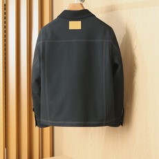 羽绒服 LV秋冬新款男士商务休闲羊毛羽绒服外套,鹅绒填充,面料与辅料皆为客供,定织定染而成,触感极为柔软细腻,细节精湛 羽绒服 LV秋冬新款男士商务休闲羊毛羽绒服外套,鹅绒填充,面料与辅料皆为客供,定织定染而成,触感极为柔软细腻,细节精湛