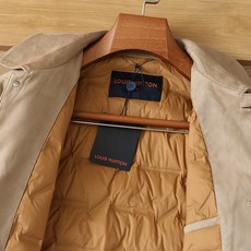 羽绒服 LV秋冬新款男士商务休闲麂皮绒羽绒服外套,鹅绒填充,面料与辅料皆为客供,定织定染而成,触感极为柔软细腻,细节精湛 羽绒服 LV秋冬新款男士商务休闲麂皮绒羽绒服外套,鹅绒填充,面料与辅料皆为客供,定织定染而成,触感极为柔软细腻,细节精湛