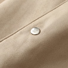 羽绒服 LV秋冬新款男士商务休闲麂皮绒羽绒服外套,鹅绒填充,面料与辅料皆为客供,定织定染而成,触感极为柔软细腻,细节精湛 羽绒服 LV秋冬新款男士商务休闲麂皮绒羽绒服外套,鹅绒填充,面料与辅料皆为客供,定织定染而成,触感极为柔软细腻,细节精湛
