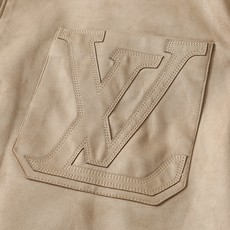 羽绒服 LV秋冬新款男士商务休闲麂皮绒羽绒服外套,鹅绒填充,面料与辅料皆为客供,定织定染而成,触感极为柔软细腻,细节精湛 羽绒服 LV秋冬新款男士商务休闲麂皮绒羽绒服外套,鹅绒填充,面料与辅料皆为客供,定织定染而成,触感极为柔软细腻,细节精湛