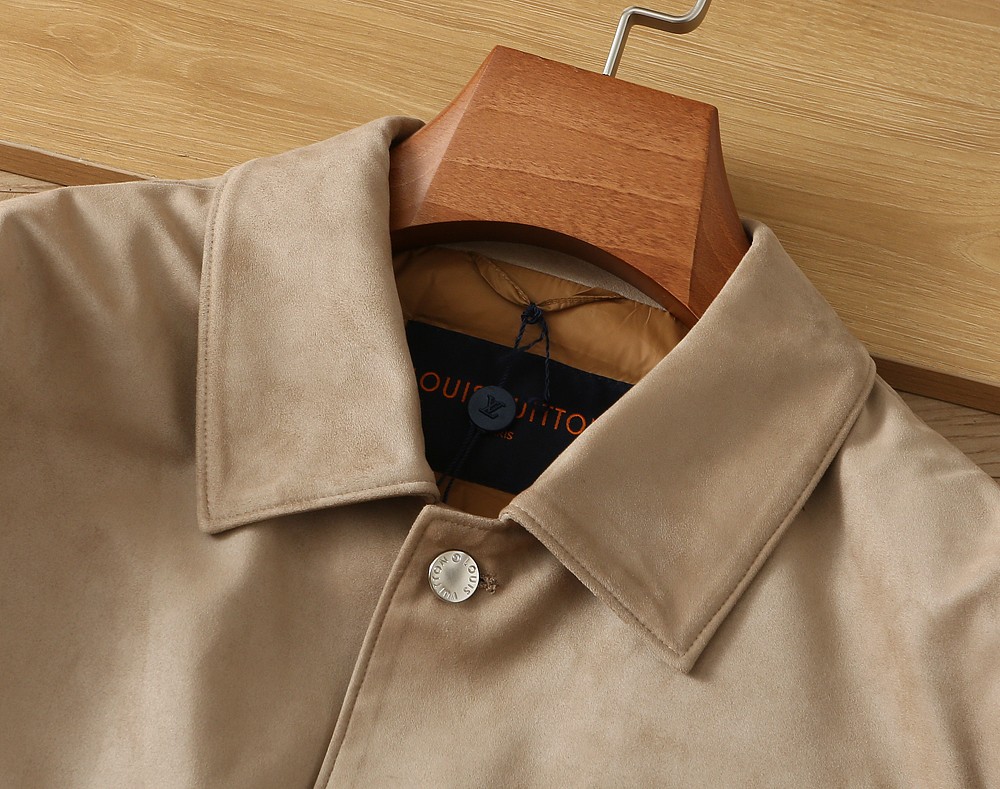 羽绒服 LV秋冬新款男士商务休闲麂皮绒羽绒服外套,鹅绒填充,面料与辅料皆为客供,定织定染而成,触感极为柔软细腻,细节精湛 羽绒服 LV秋冬新款男士商务休闲麂皮绒羽绒服外套,鹅绒填充,面料与辅料皆为客供,定织定染而成,触感极为柔软细腻,细节精湛