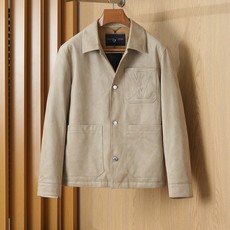 羽绒服 LV秋冬新款男士商务休闲麂皮绒羽绒服外套,鹅绒填充,面料与辅料皆为客供,定织定染而成,触感极为柔软细腻,细节精湛 羽绒服 LV秋冬新款男士商务休闲麂皮绒羽绒服外套,鹅绒填充,面料与辅料皆为客供,定织定染而成,触感极为柔软细腻,细节精湛