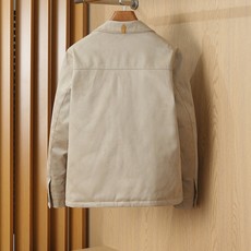 羽绒服 LV秋冬新款男士商务休闲麂皮绒羽绒服外套,鹅绒填充,面料与辅料皆为客供,定织定染而成,触感极为柔软细腻,细节精湛 羽绒服 LV秋冬新款男士商务休闲麂皮绒羽绒服外套,鹅绒填充,面料与辅料皆为客供,定织定染而成,触感极为柔软细腻,细节精湛