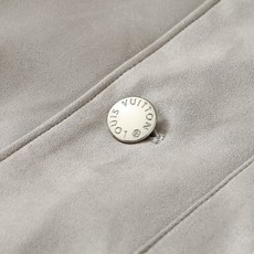 羽绒服 LV秋冬新款男士商务休闲麂皮绒羽绒服外套,鹅绒填充,面料与辅料皆为客供,定织定染而成,触感极为柔软细腻,细节精湛 羽绒服 LV秋冬新款男士商务休闲麂皮绒羽绒服外套,鹅绒填充,面料与辅料皆为客供,定织定染而成,触感极为柔软细腻,细节精湛