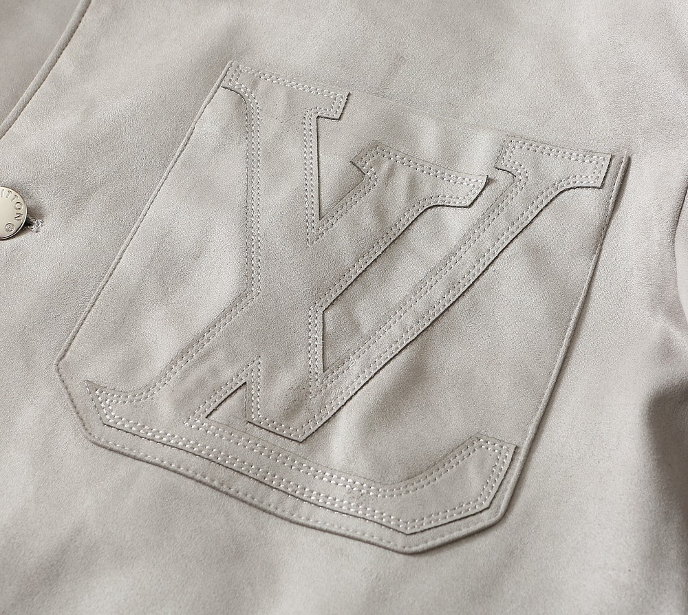 羽绒服 LV秋冬新款男士商务休闲麂皮绒羽绒服外套,鹅绒填充,面料与辅料皆为客供,定织定染而成,触感极为柔软细腻,细节精湛 羽绒服 LV秋冬新款男士商务休闲麂皮绒羽绒服外套,鹅绒填充,面料与辅料皆为客供,定织定染而成,触感极为柔软细腻,细节精湛