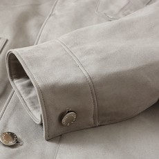 羽绒服 LV秋冬新款男士商务休闲麂皮绒羽绒服外套,鹅绒填充,面料与辅料皆为客供,定织定染而成,触感极为柔软细腻,细节精湛 羽绒服 LV秋冬新款男士商务休闲麂皮绒羽绒服外套,鹅绒填充,面料与辅料皆为客供,定织定染而成,触感极为柔软细腻,细节精湛