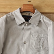 羽绒服 LV秋冬新款男士商务休闲麂皮绒羽绒服外套,鹅绒填充,面料与辅料皆为客供,定织定染而成,触感极为柔软细腻,细节精湛 羽绒服 LV秋冬新款男士商务休闲麂皮绒羽绒服外套,鹅绒填充,面料与辅料皆为客供,定织定染而成,触感极为柔软细腻,细节精湛