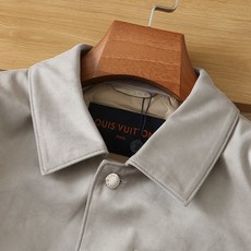 羽绒服 LV秋冬新款男士商务休闲麂皮绒羽绒服外套,鹅绒填充,面料与辅料皆为客供,定织定染而成,触感极为柔软细腻,细节精湛 羽绒服 LV秋冬新款男士商务休闲麂皮绒羽绒服外套,鹅绒填充,面料与辅料皆为客供,定织定染而成,触感极为柔软细腻,细节精湛