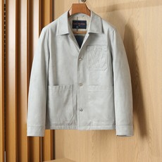 羽绒服 LV秋冬新款男士商务休闲麂皮绒羽绒服外套,鹅绒填充,面料与辅料皆为客供,定织定染而成,触感极为柔软细腻,细节精湛 羽绒服 LV秋冬新款男士商务休闲麂皮绒羽绒服外套,鹅绒填充,面料与辅料皆为客供,定织定染而成,触感极为柔软细腻,细节精湛
