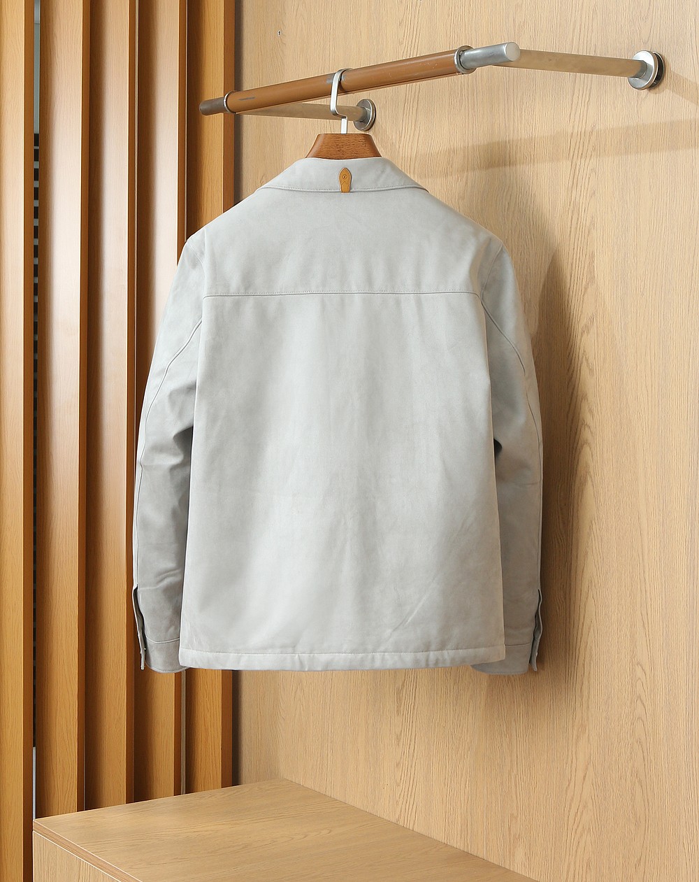羽绒服 LV秋冬新款男士商务休闲麂皮绒羽绒服外套,鹅绒填充,面料与辅料皆为客供,定织定染而成,触感极为柔软细腻,细节精湛 羽绒服 LV秋冬新款男士商务休闲麂皮绒羽绒服外套,鹅绒填充,面料与辅料皆为客供,定织定染而成,触感极为柔软细腻,细节精湛