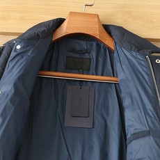 羽绒服 ✨Prada普拉达翻领商务鹅绒夹克 轻薄款专柜同款品质,90%白鹅绒+10%羽毛高含量鹅绒填充,保暖性能扎实。 羽绒服 ✨Prada普拉达翻领商务鹅绒夹克 轻薄款专柜同款品质,90%白鹅绒+10%羽毛高含量鹅绒填充,保暖性能扎实。