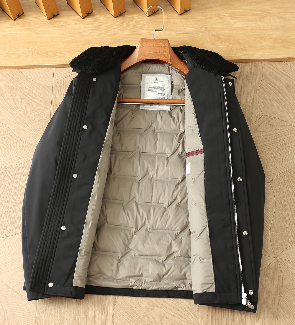 羽绒服 BC秋冬新款男士商务休闲毛领羽绒服外套,鹅绒填充,面料与辅料皆为客供,定织定染而成,触感极为柔软细腻,细节精湛考 羽绒服 BC秋冬新款男士商务休闲毛领羽绒服外套,鹅绒填充,面料与辅料皆为客供,定织定染而成,触感极为柔软细腻,细节精湛考