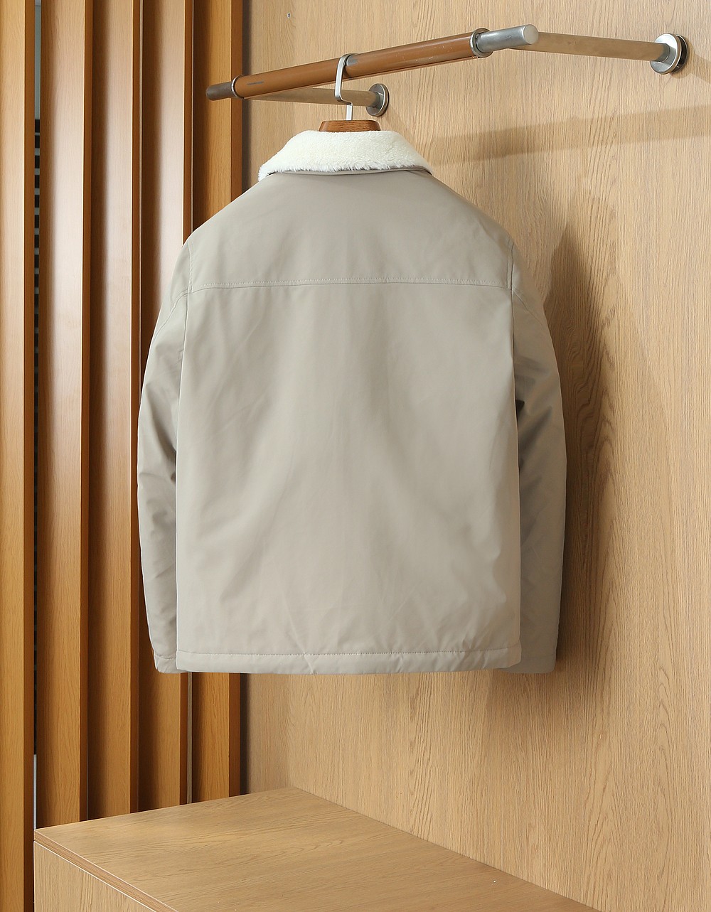 羽绒服 BC秋冬新款男士商务休闲毛领羽绒服外套,鹅绒填充,面料与辅料皆为客供,定织定染而成,触感极为柔软细腻,细节精湛考 羽绒服 BC秋冬新款男士商务休闲毛领羽绒服外套,鹅绒填充,面料与辅料皆为客供,定织定染而成,触感极为柔软细腻,细节精湛考