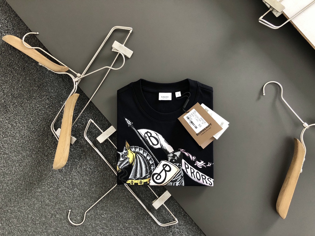 Burberry 2024 camiseta de manga corta con estampado más reciente, de alta calidad, original de tienda. Proceso de fabri…