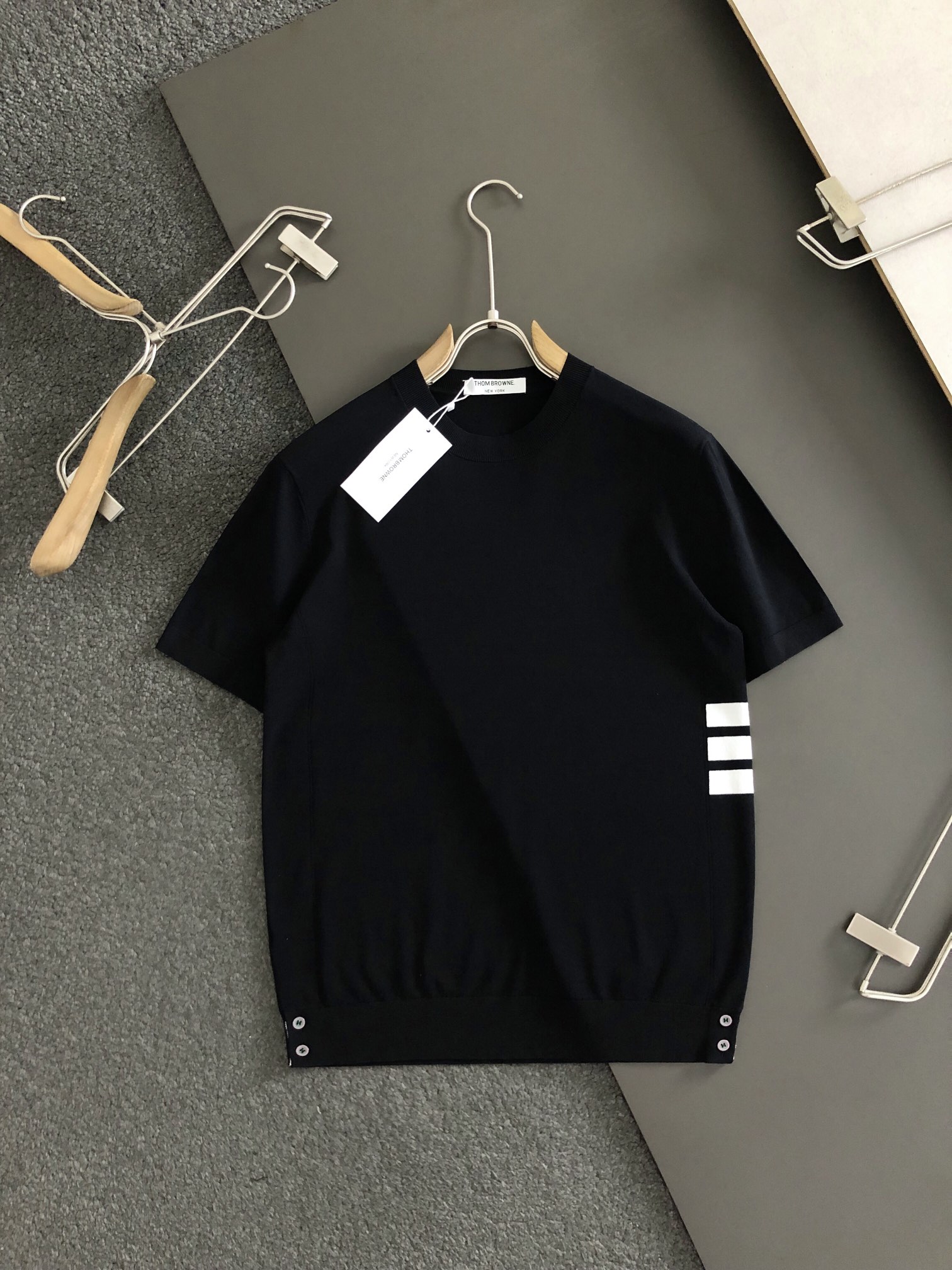 NO:128424,Tb* (only take orders for all numbers), summer silk Yilite top imported private goods, high-end heavy industry classic three-bar design Yilite solid color versatile knitted short sleeves, the counter style is fashionable and luxurious, the quality is unquestionable, the upper body effect is excellent, the same style on the luxury official website, style counter size M-xxxl,,T-shirt,real silk,alexander wang19860909Tb*（只接齐号单） ,夏季真丝伊力特顶级进口私货,高端重工经典三杆设计伊立特纯色百搭款针织短袖,专柜款时尚不失奢华 品质毋庸置疑 上身效果超赞,奢华官网同款 款式专柜尺码M-xxxl,,T-shirt,real silk,alexander wang,Men's clothing