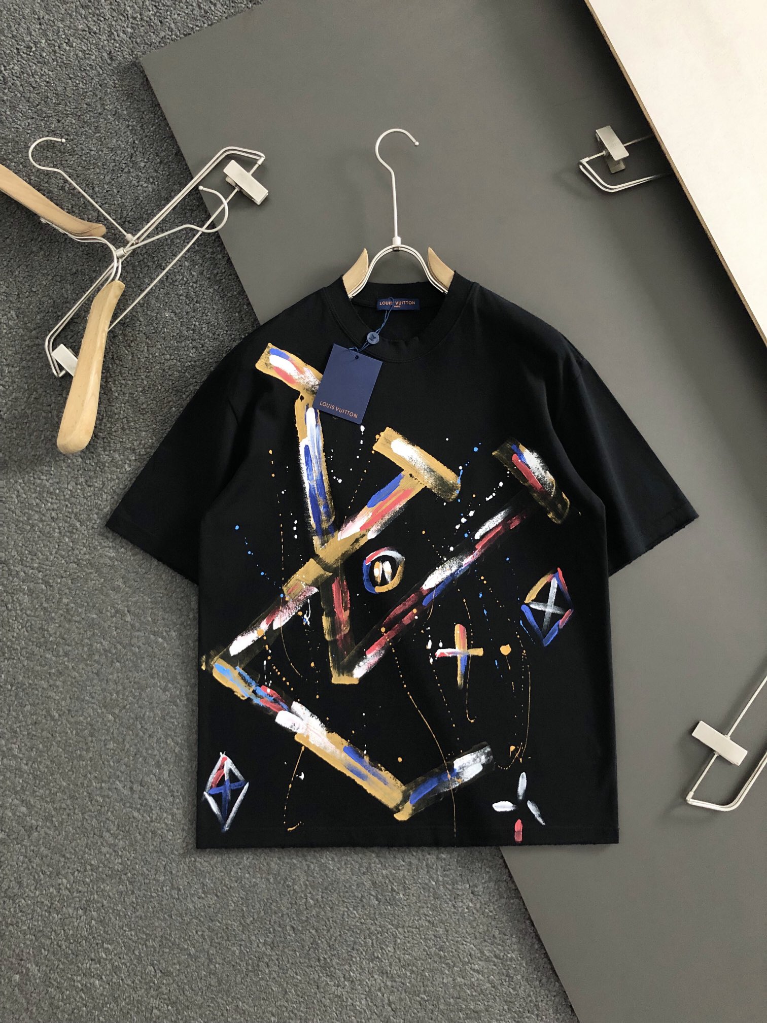   1V 25SS最新最顶级多彩se手绘款质感短袖，专柜款短袖，顶级纯棉品质专柜原单短袖，顶级制作工艺进