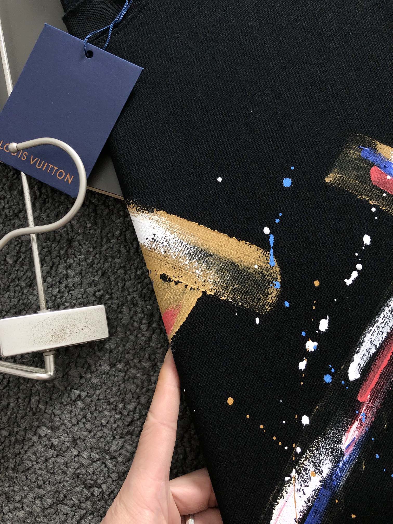   1V 25SS最新最顶级多彩se手绘款质感短袖，专柜款短袖，顶级纯棉品质专柜原单短袖，顶级制作工艺进