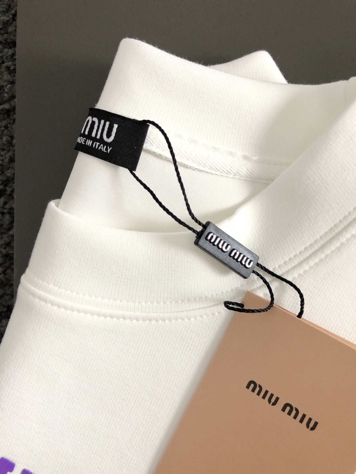 Miumiu*2024秋冬新款顶级进口私货高端字母胶印新工艺套头卫衣前后幅呼应融合涂鸦专柜款时尚不失奢华