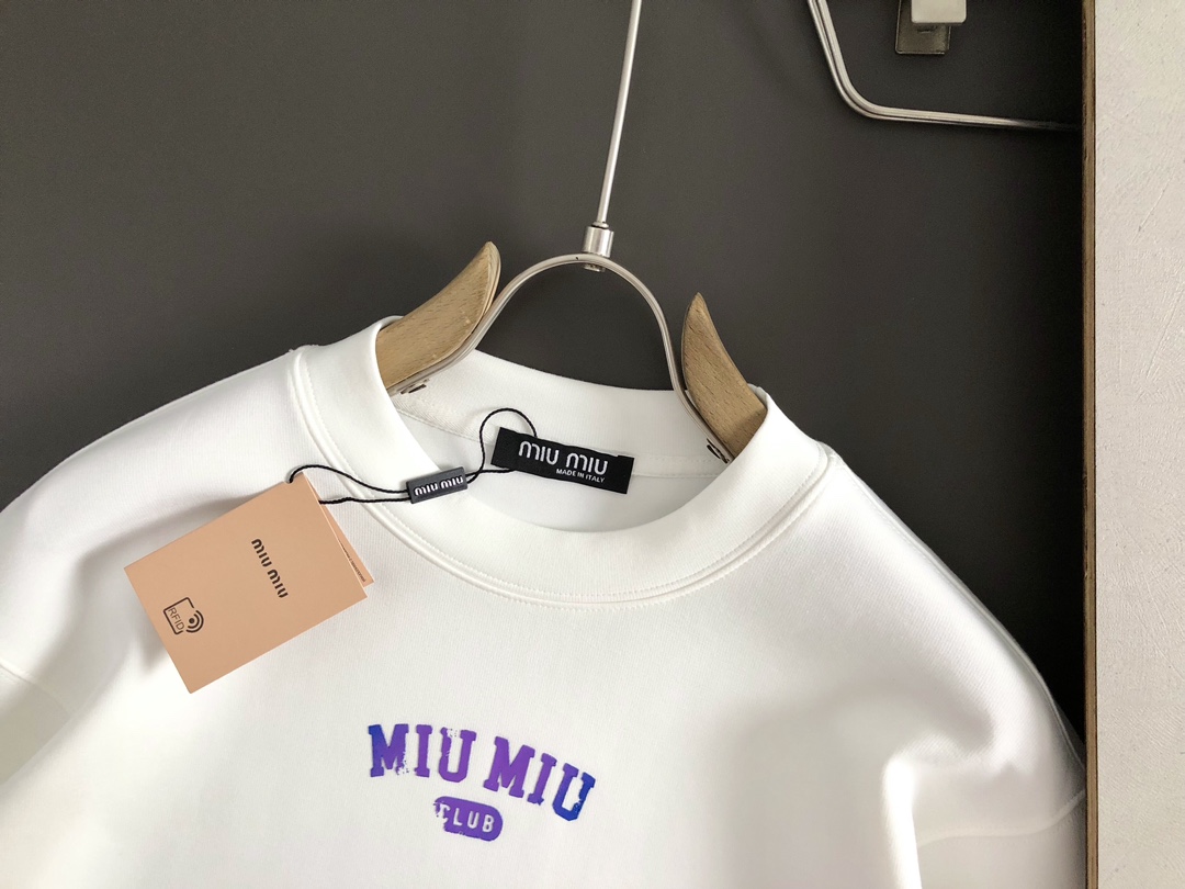 Miumiu*2024秋冬新款顶级进口私货高端字母胶印新工艺套头卫衣前后幅呼应融合涂鸦专柜款时尚不失奢华