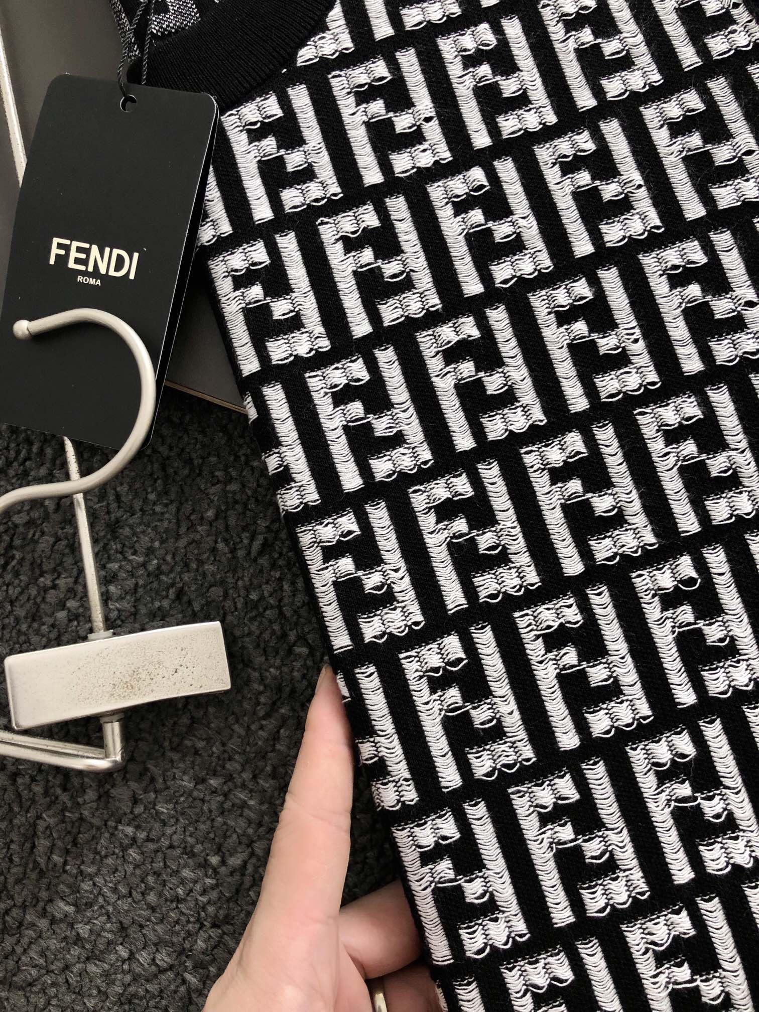 FEND**合身版型M-XXXL2024秋冬新款简约百搭款满幅双F排列提花圆领针织羊毛短袖精致工艺专柜面